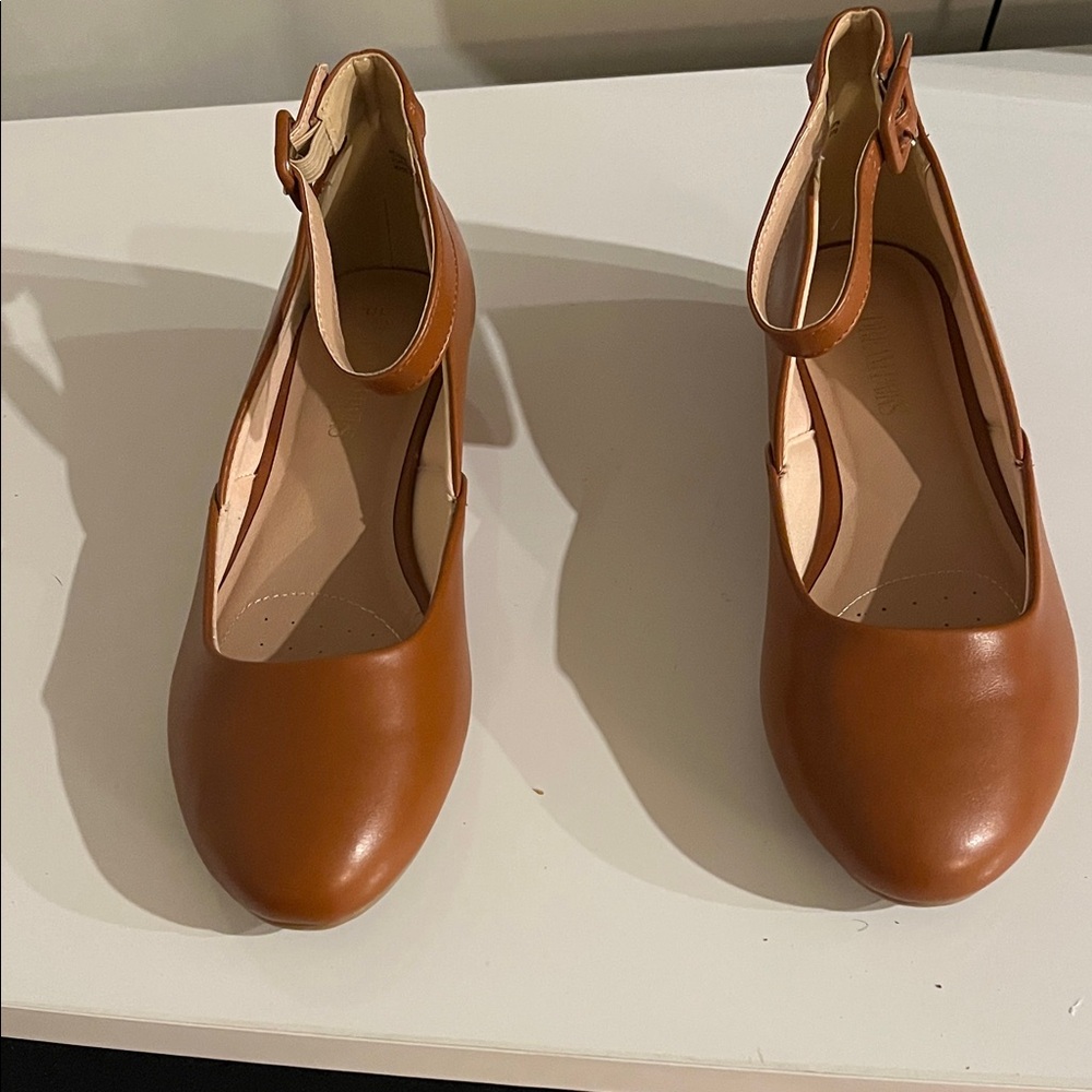 Dream Pairs Women's Tan Flats With Ankle‎ Straps Size 10